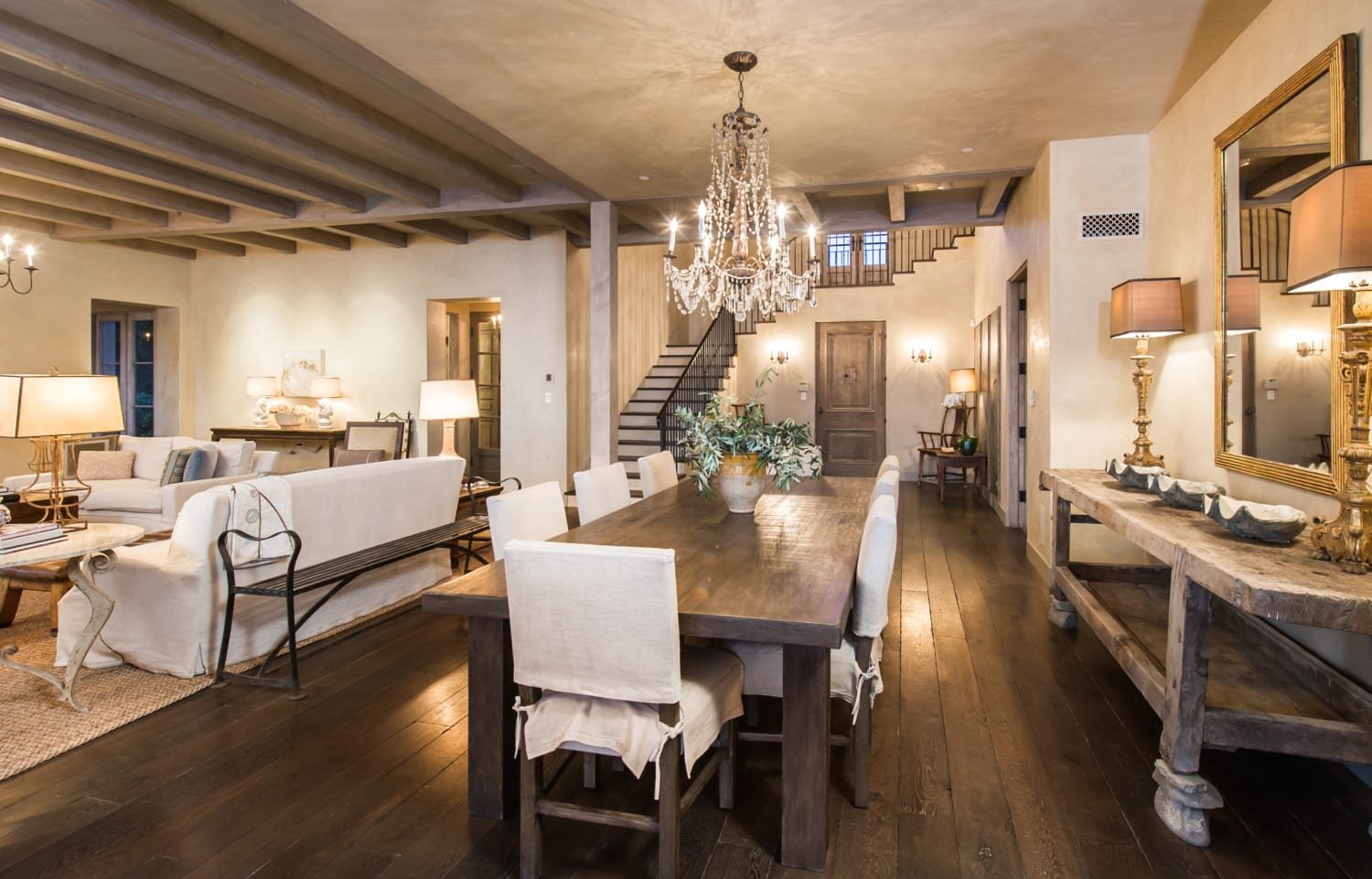 Comedor de estilo rustico de la casa de lady gaga en malibu
