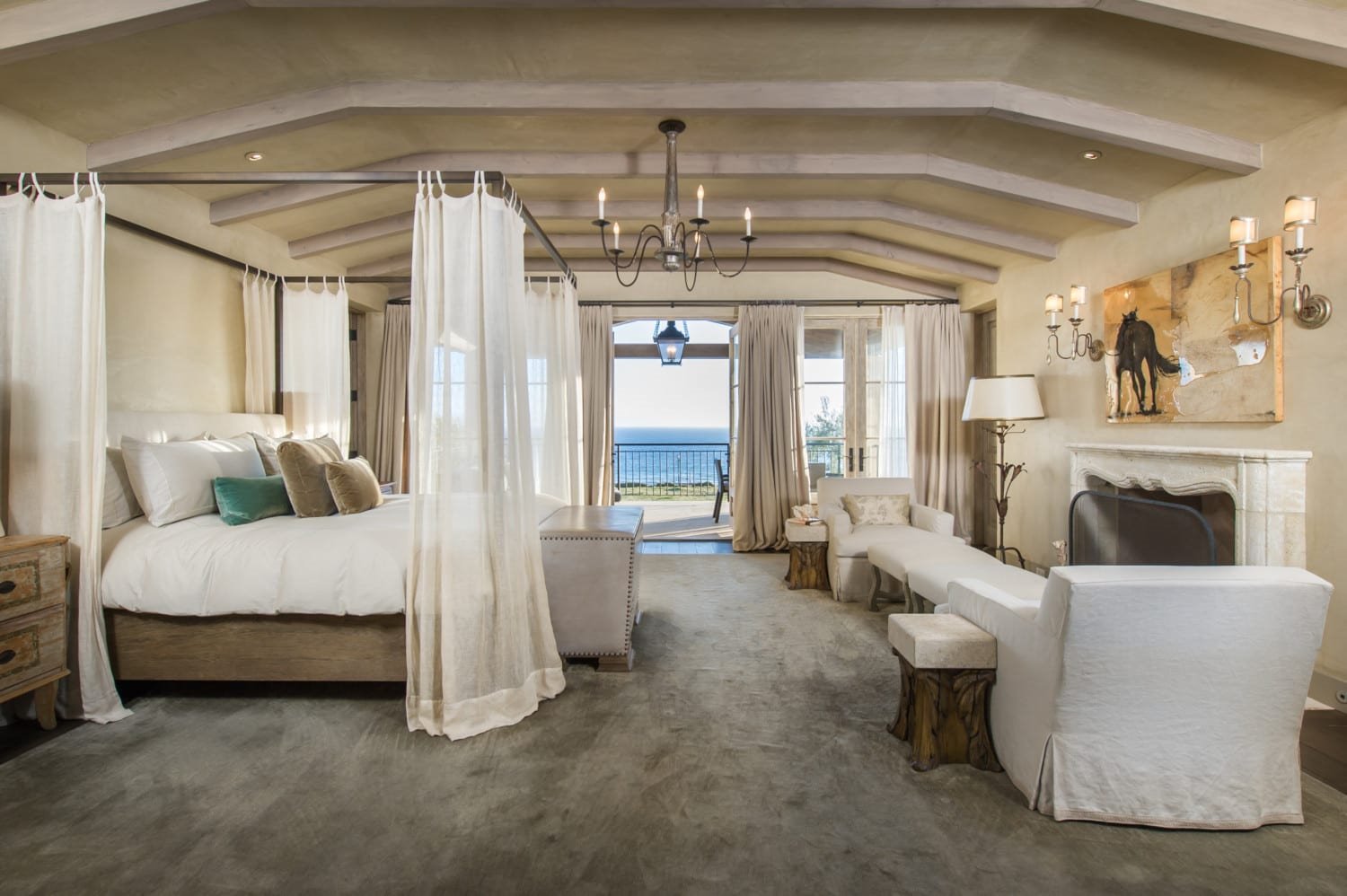 Dormitorio de la casa de lady gaga en malibu
