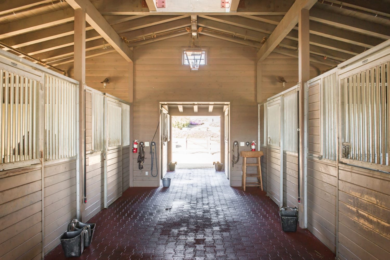 Establos de la casa de lady gaga en malibu