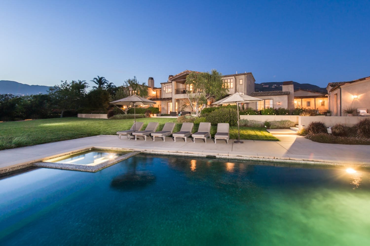 Exterior con piscina de la casa de lady gaga en malibu
