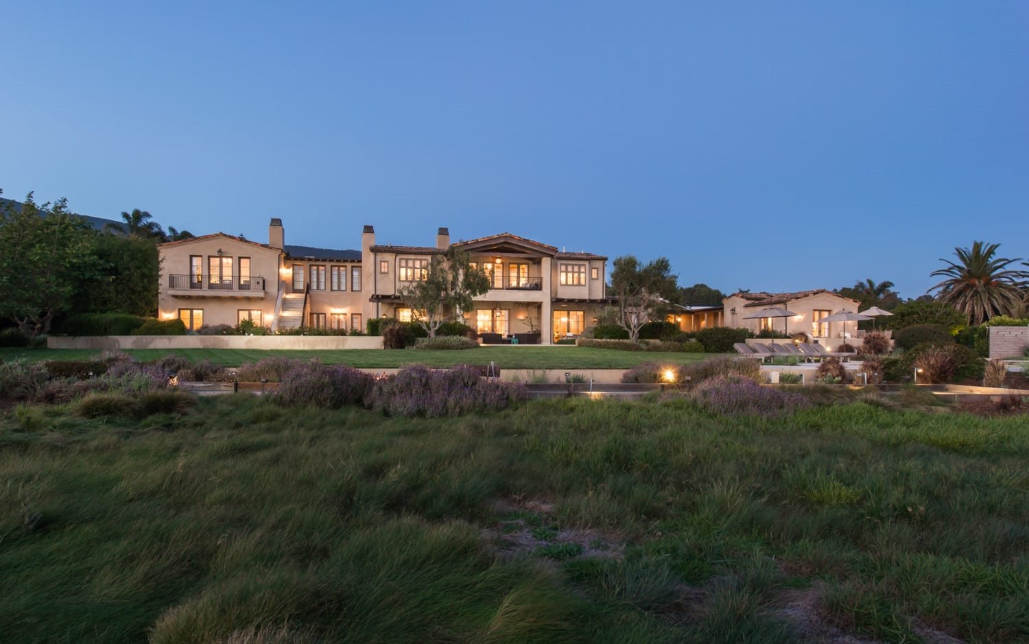 Fachada de noche de la casa de lady gaga en malibu