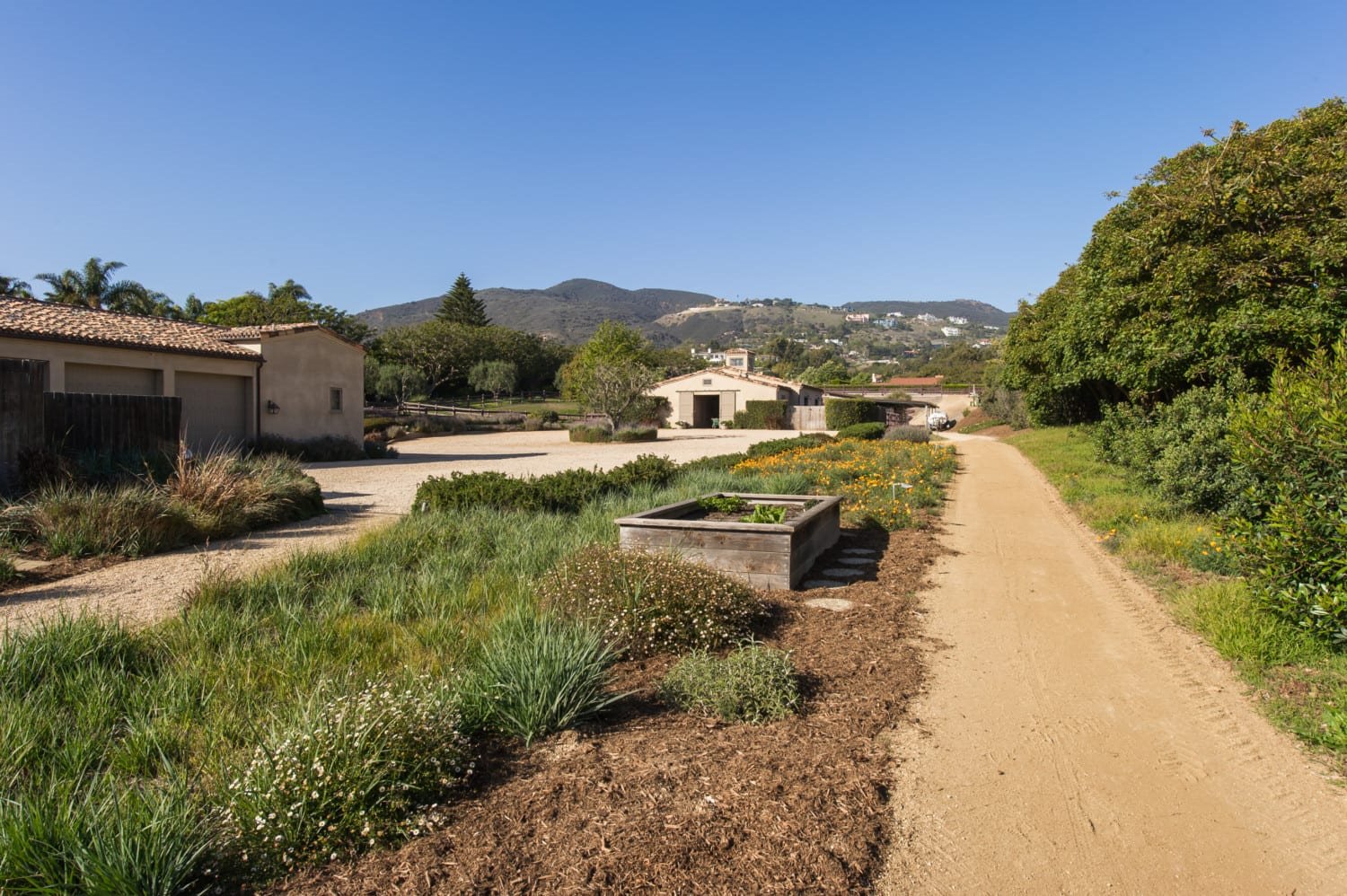 Jardin de plantas aromaticas de la casa de lady gaga en malibu