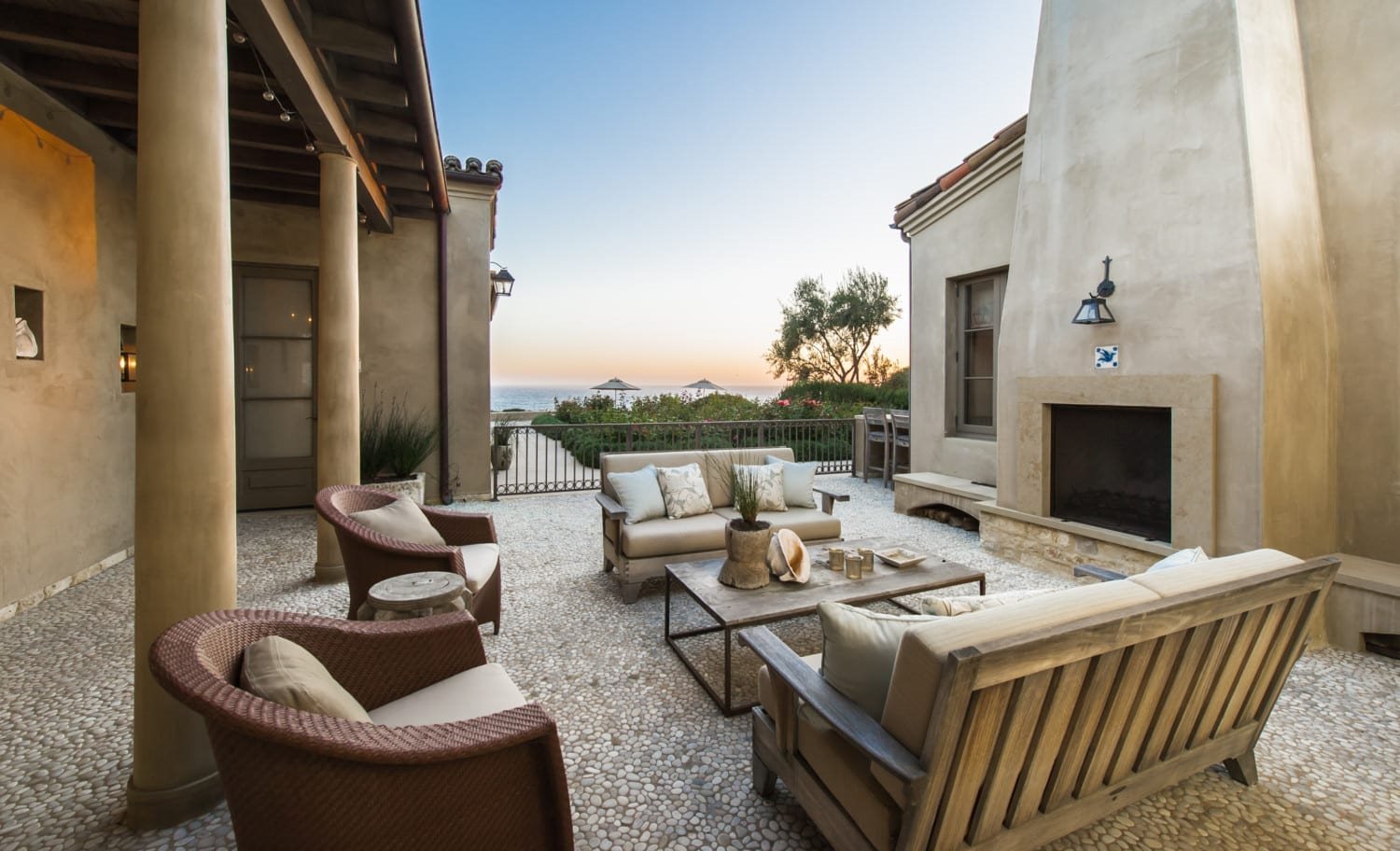 Patio exterio con chimenea y sofas de la casa de lady gaga en malibu