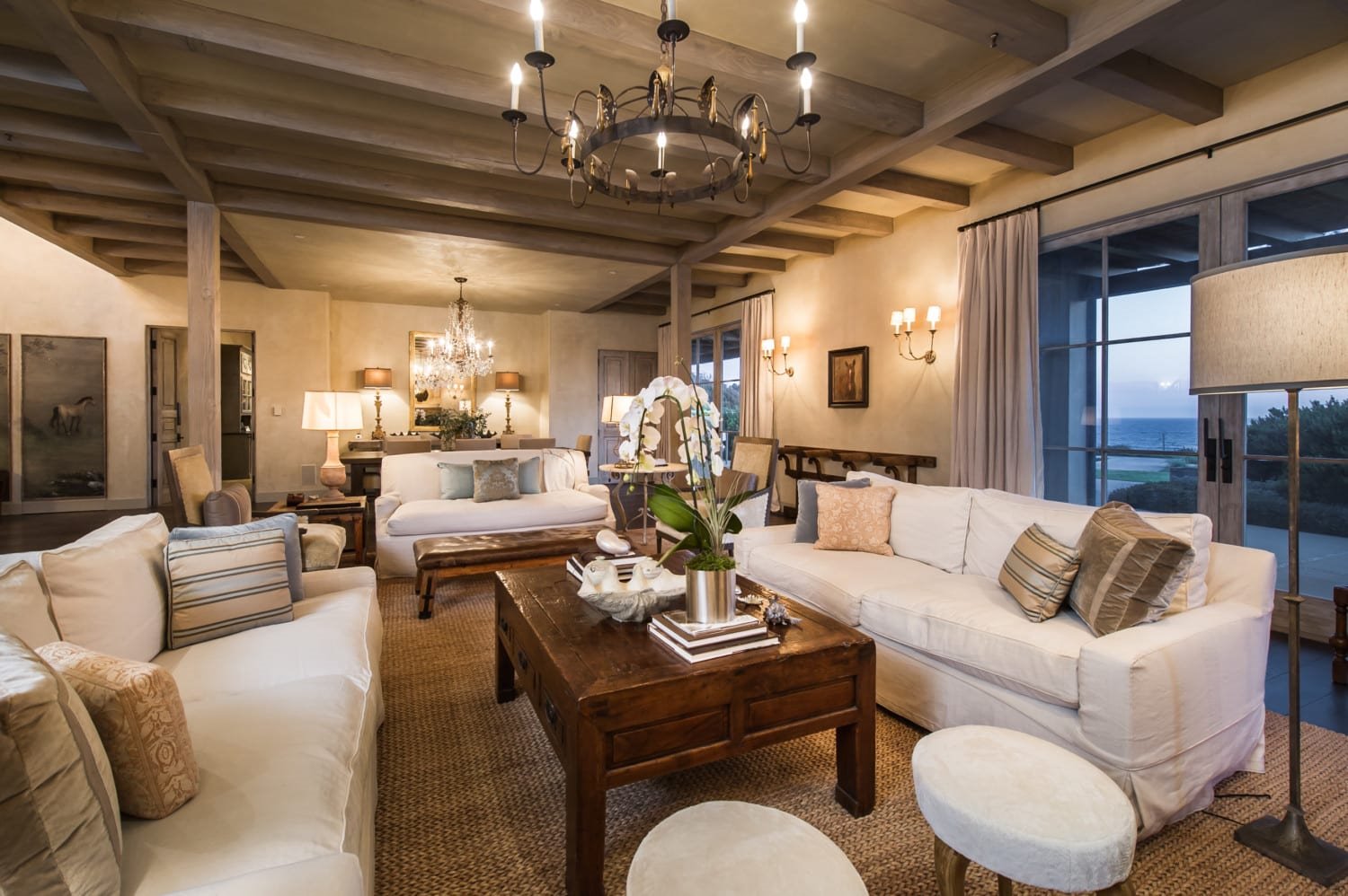 Salon con sofa blanco de la casa de lady gaga en malibu