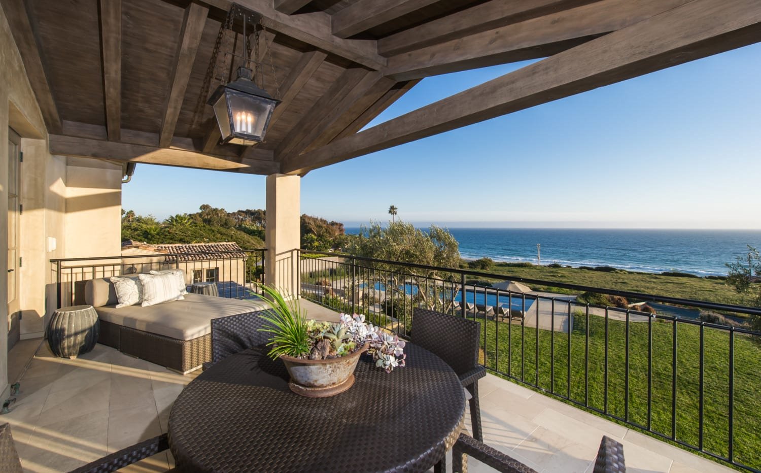 terraza de la casa de lady gaga en malibu