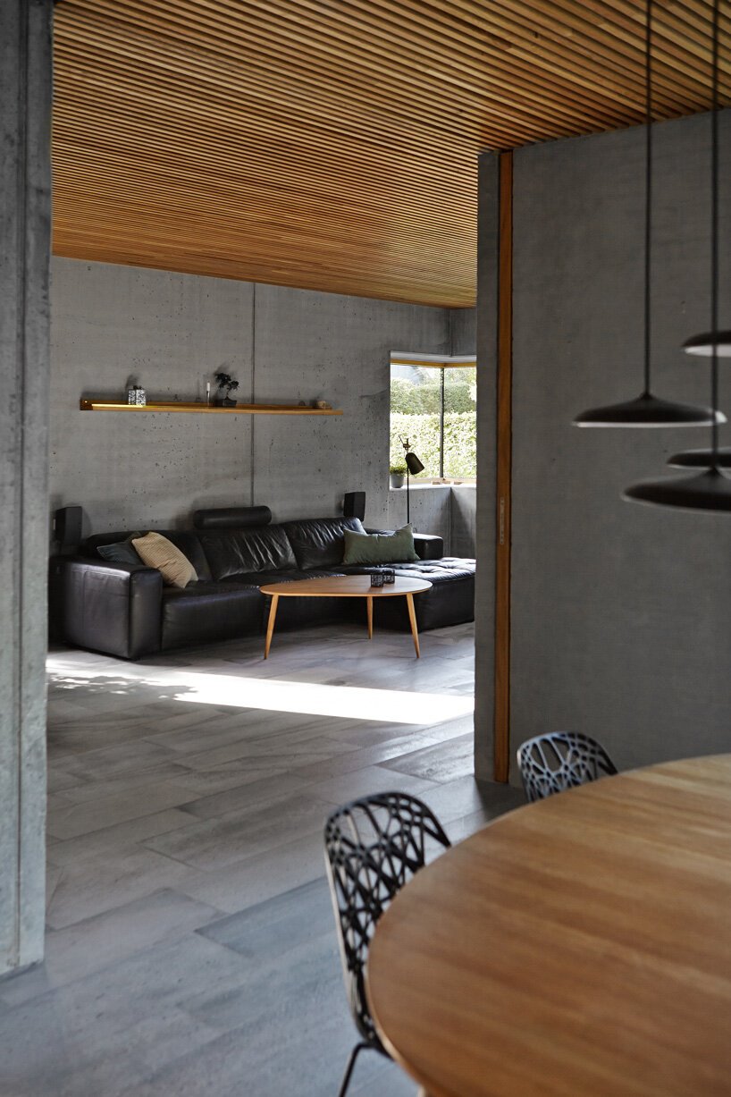 Casa con fachada de piedra y escalera de madera en Dinamarca comedor