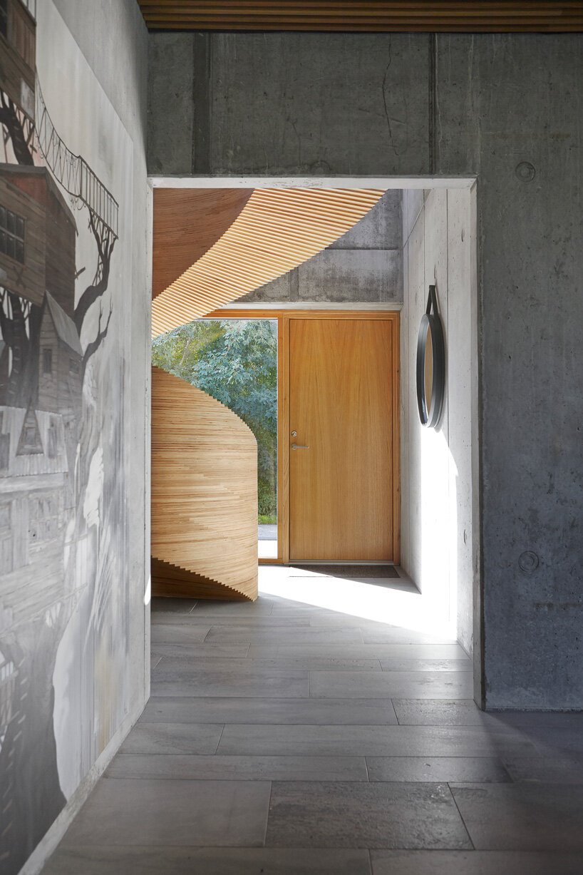Casa con fachada de piedra y escalera de madera en Dinamarca recibidor