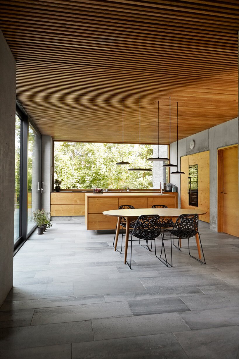 Casa con fachada de piedra y escalera de madera en Dinamarca salon