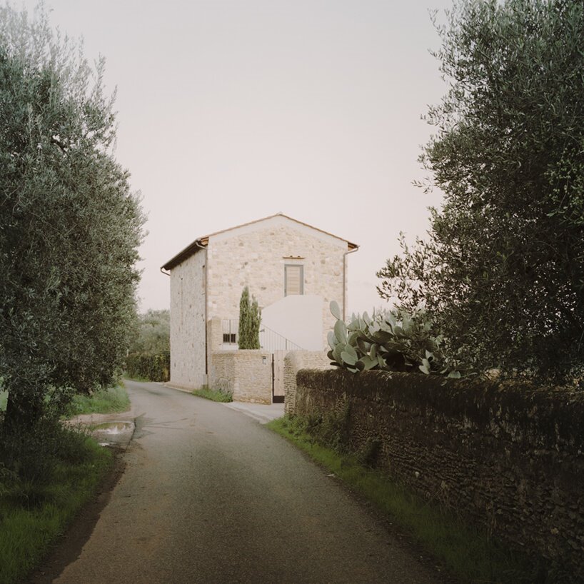 Casa de piedra con un caminito en el bosque en la Toscana