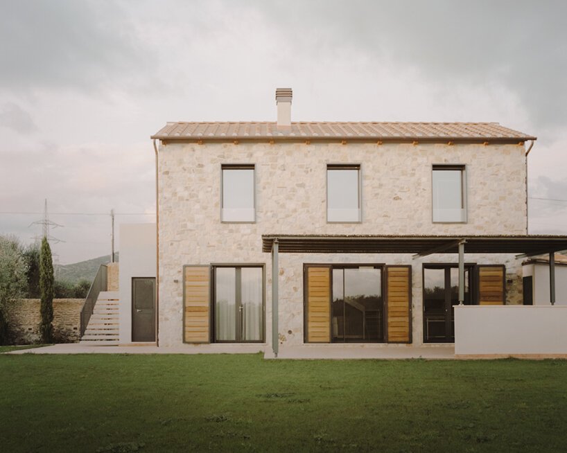 Casa de piedra en la toscana porche