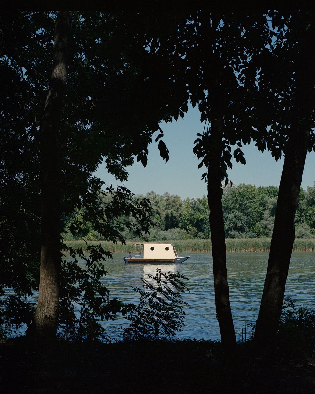 Casita en un barco en el lago Tisza 2