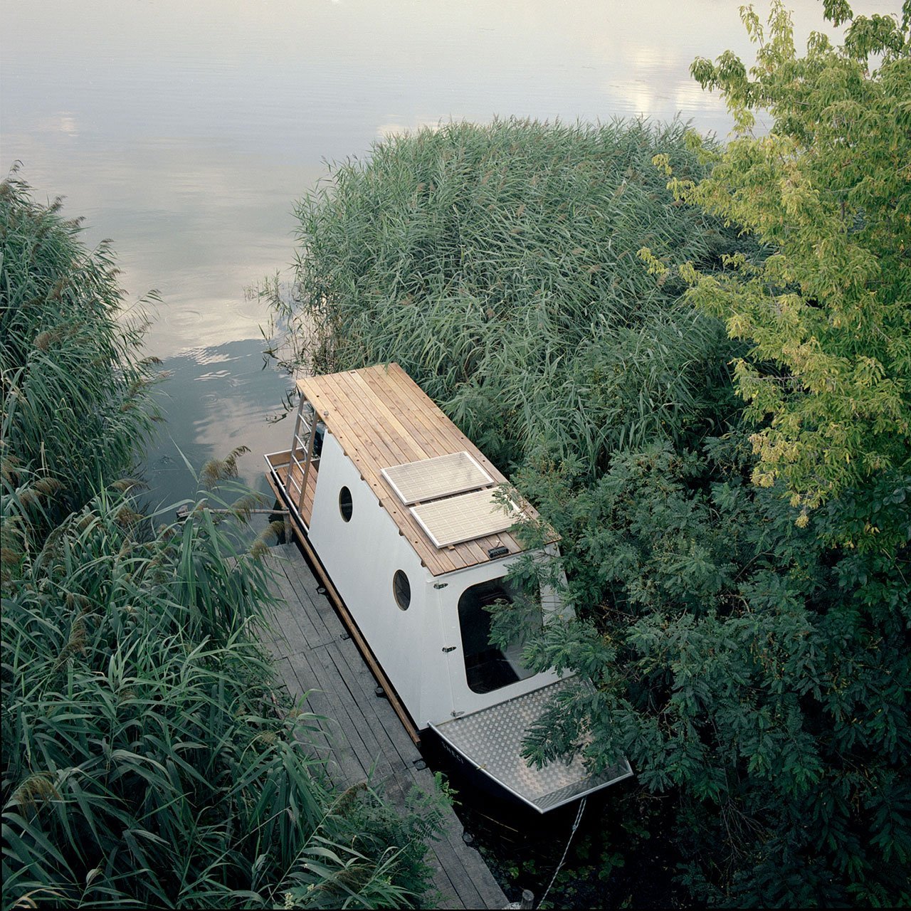 Casita en un barco en el lago Tisza 3