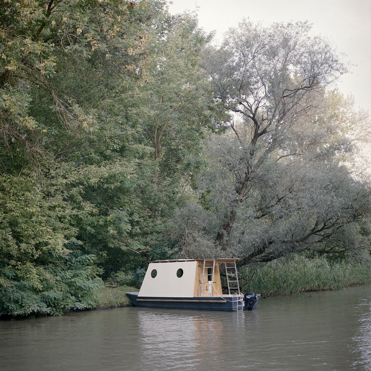 Casita en un barco en el lago Tisza 4