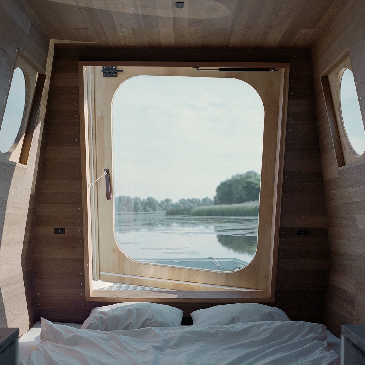 Casita en un barco en el lago Tisza 7