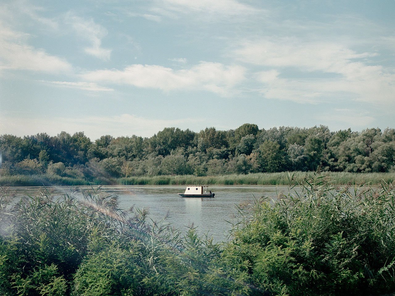 Casita en un barco en el lago Tisza