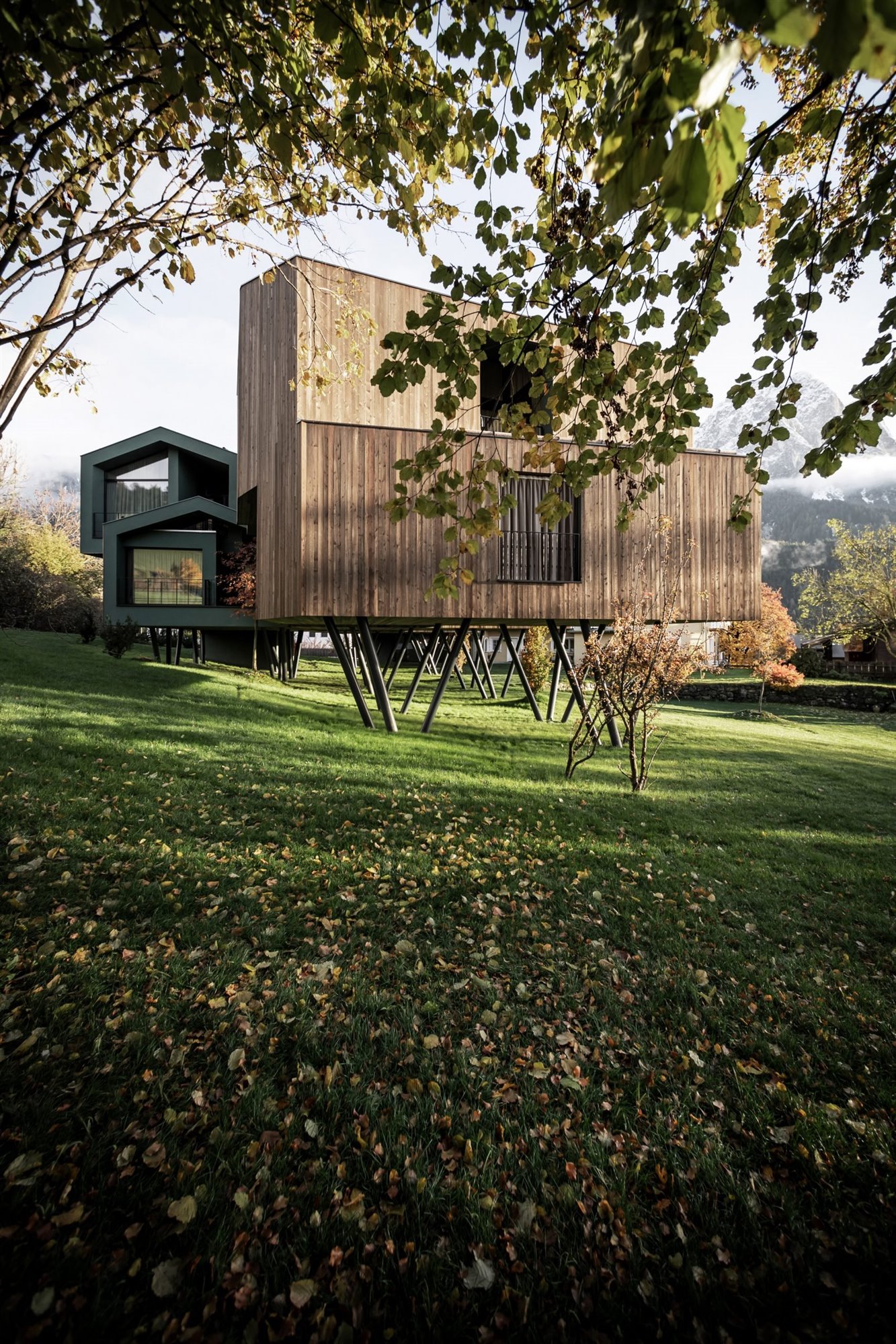 Hotel Floris en el Tirol italiano en forma de casitas de madera 3