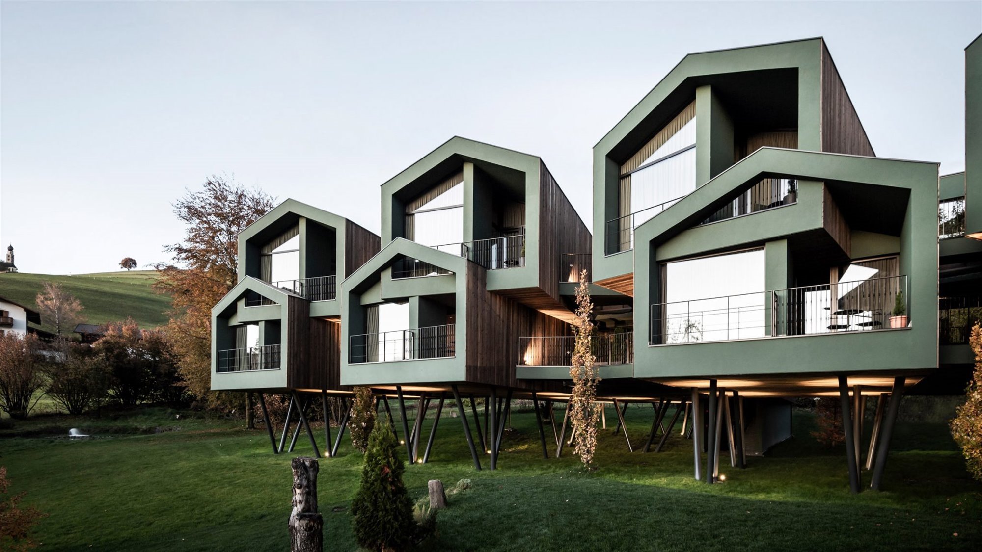 Hotel Floris en el Tirol italiano en forma de casitas de madera 5