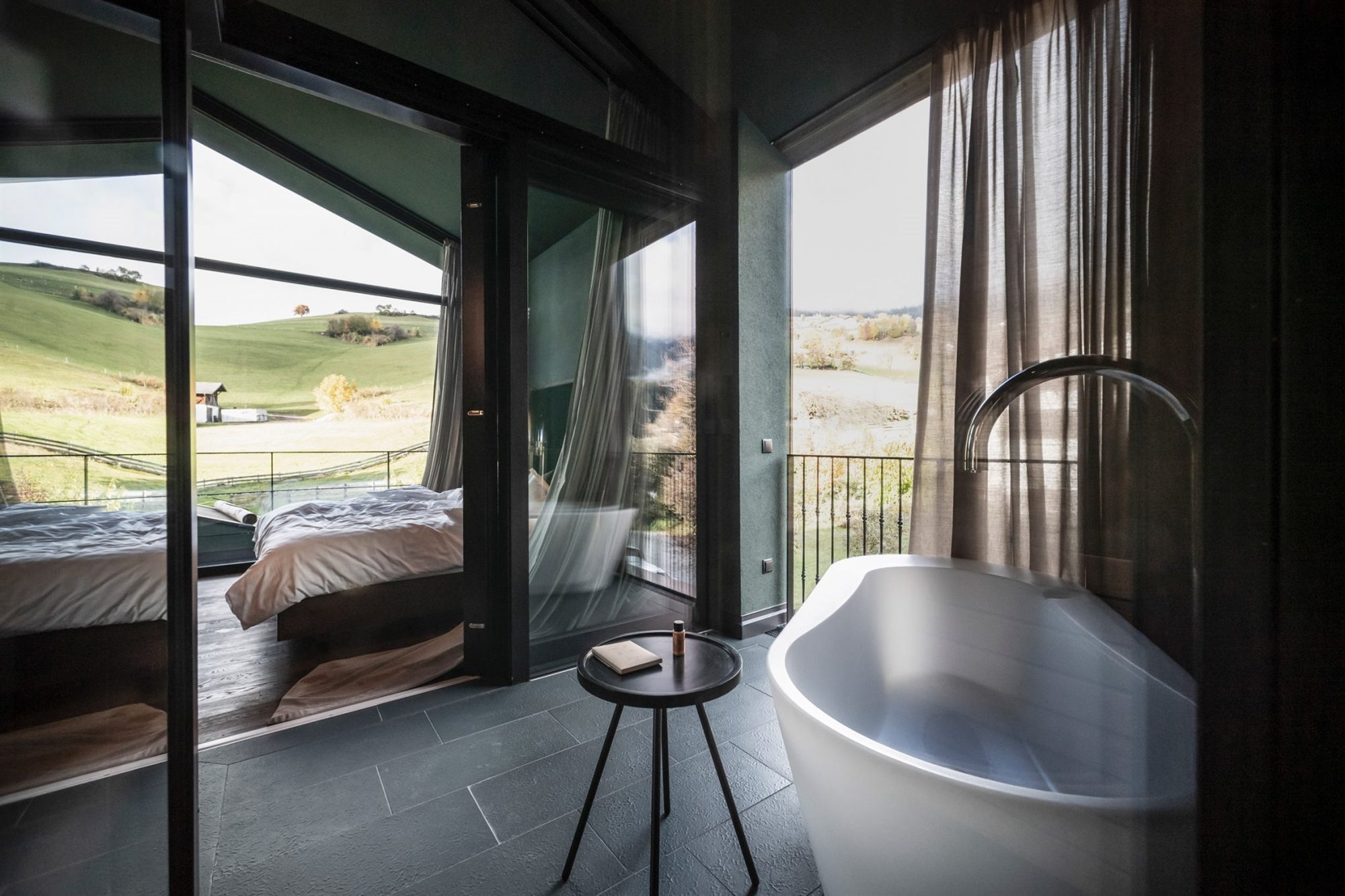 Hotel Floris en el Tirol italiano en forma de casitas de madera baño