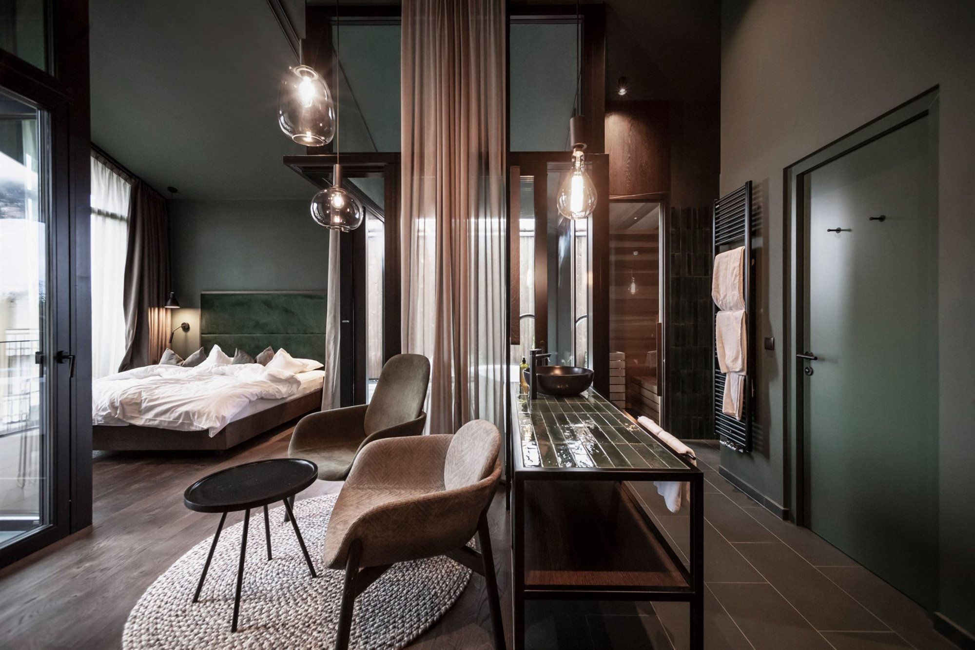 Hotel Floris en el Tirol italiano en forma de casitas de madera habitacion