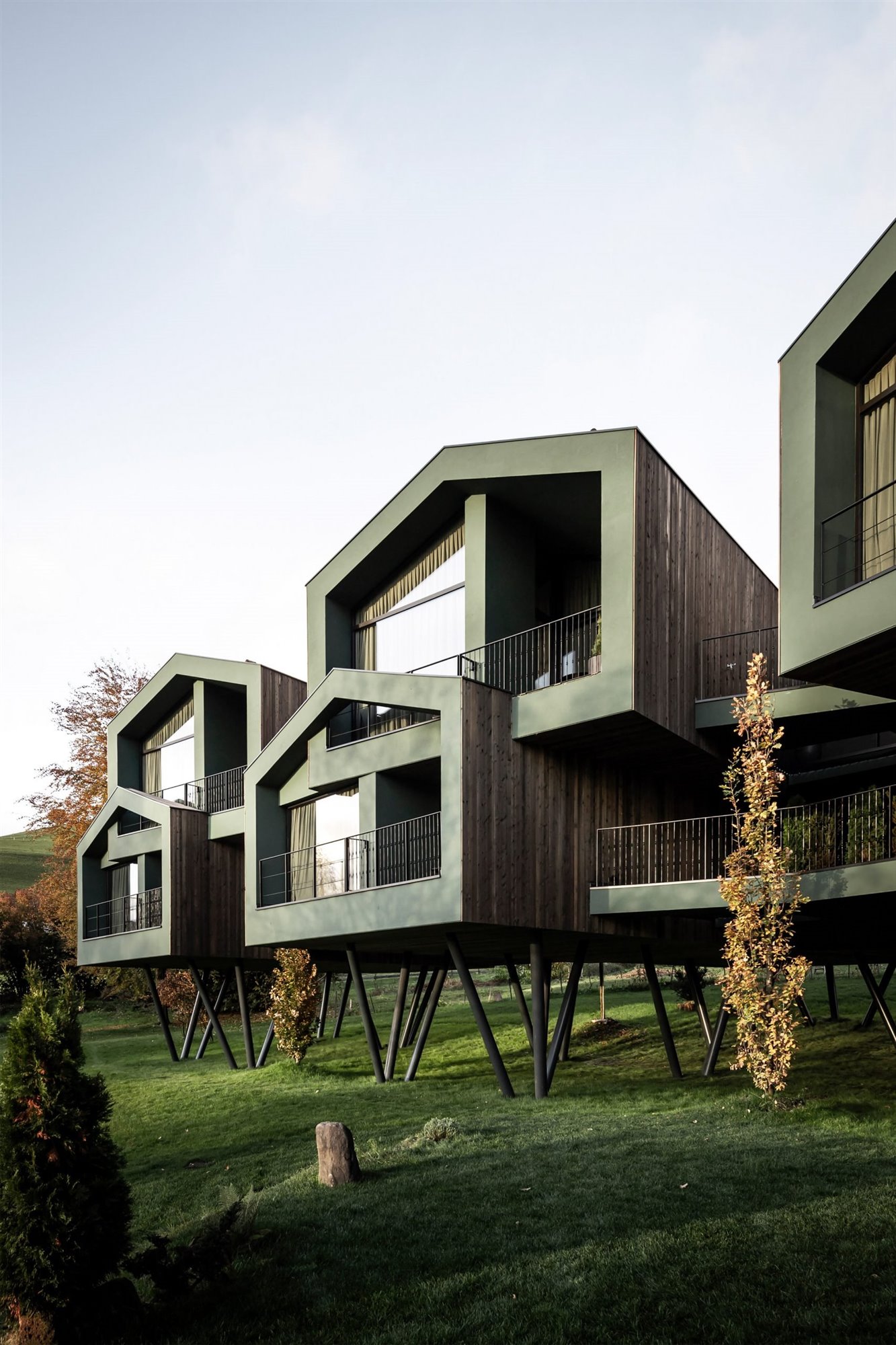 Hotel Floris en el Tirol italiano en forma de casitas de madera