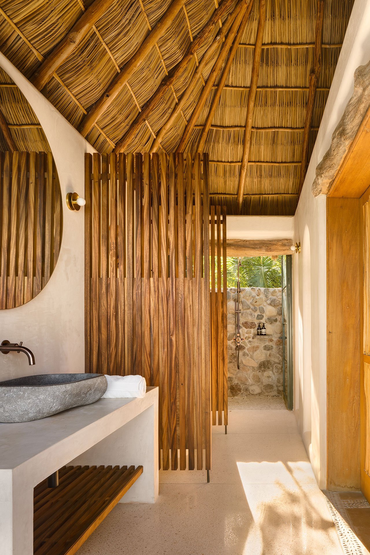Hotel villa pelicanos en Mexico baño con techo de paja