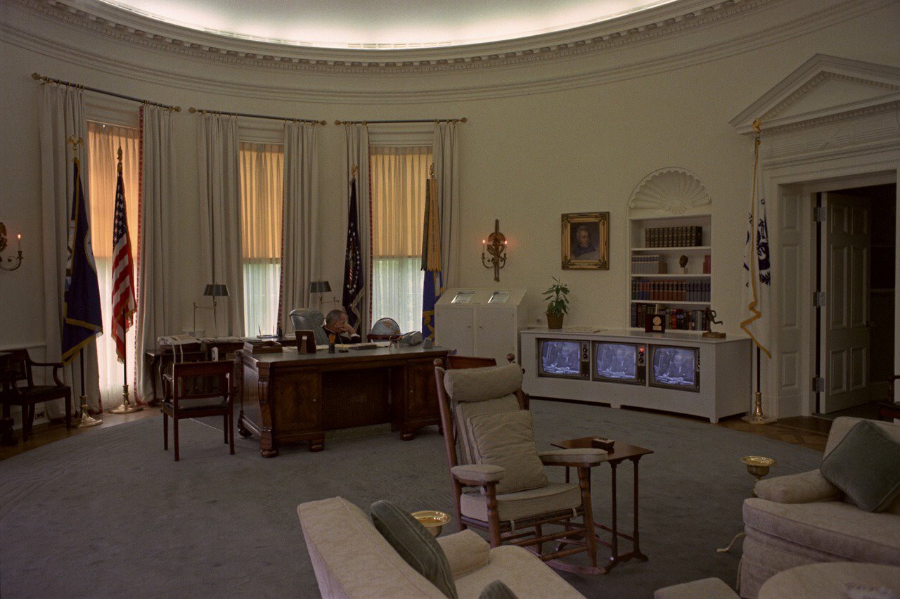 LBJ mirando tv despacho oval casa blanca