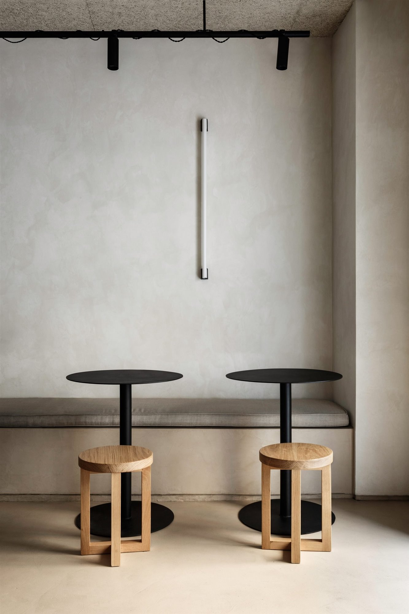 Restaurante Zuppa en Madrid con mesillas de madera y estructura de hormigon 2