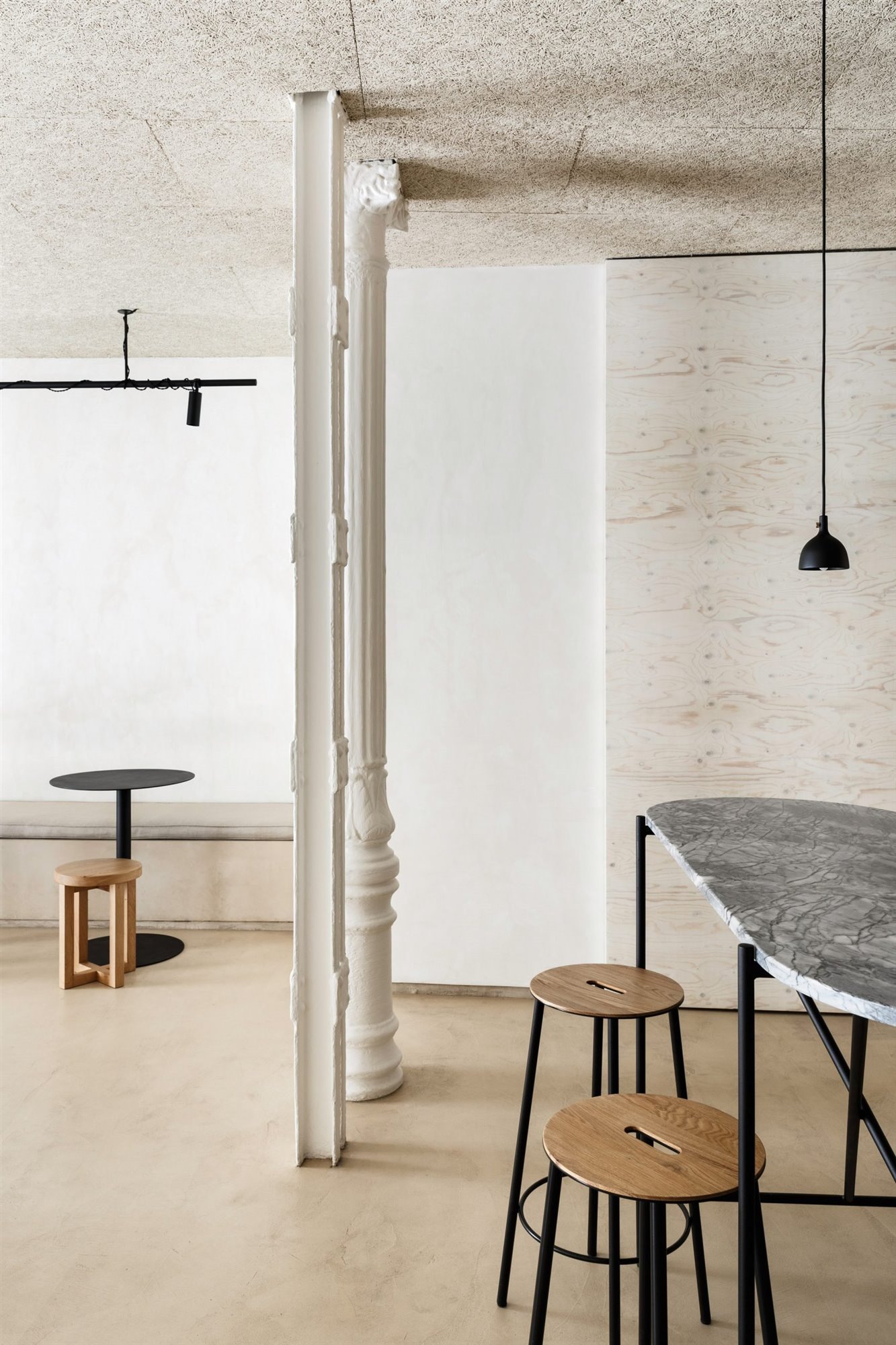 Restaurante Zuppa en Madrid con mesillas de madera y estructura de hormigon 3