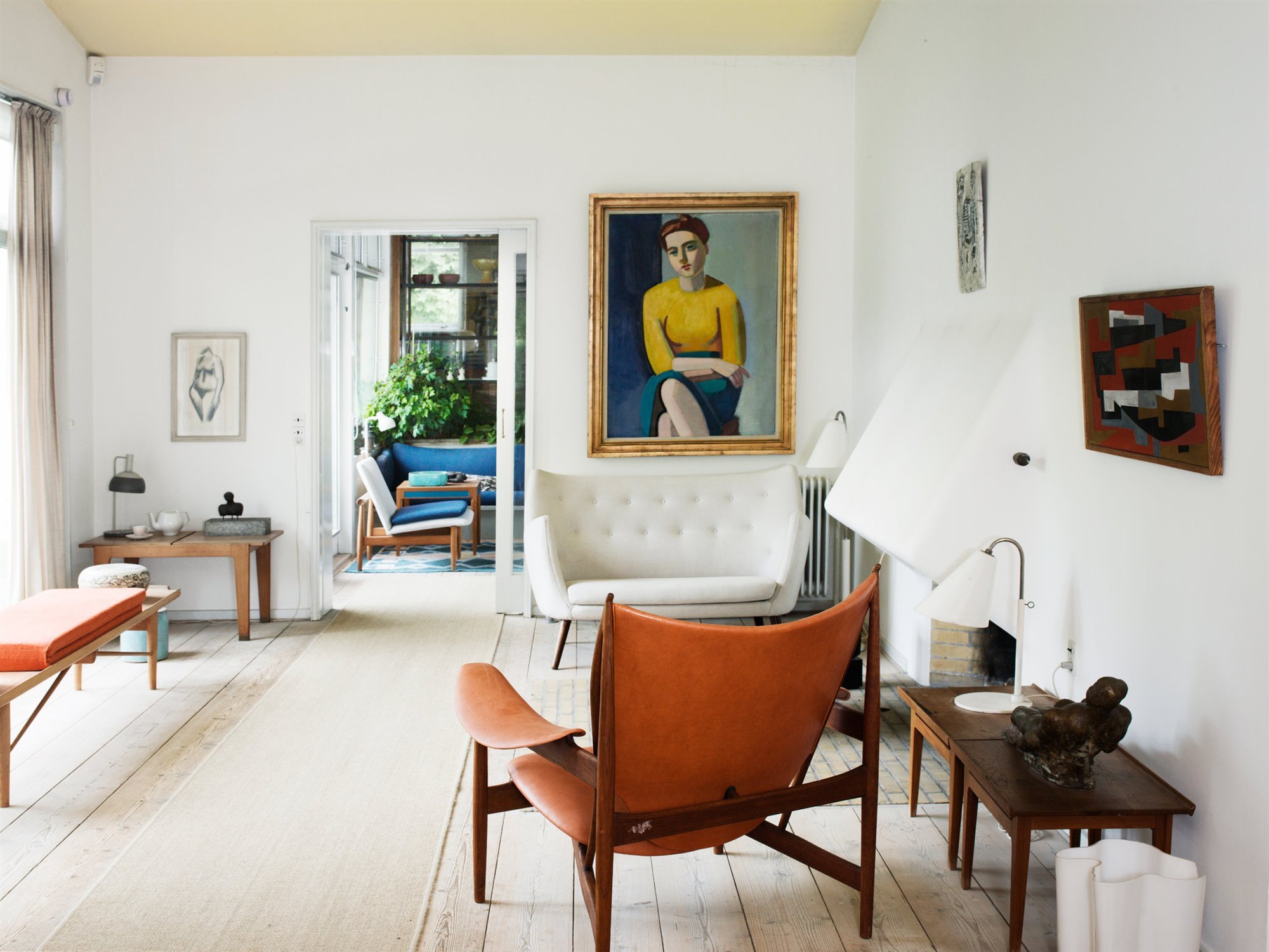 Salon con cuadros con marcos dorados y de madera