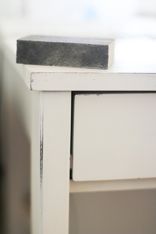 Lija con un mueble pintado en chalkpaint
