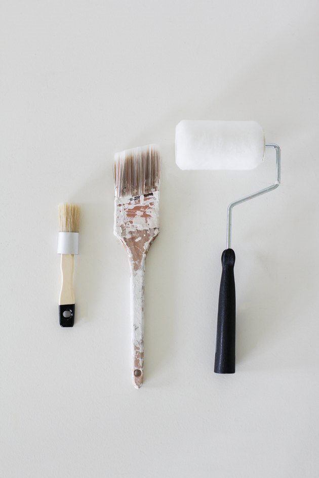 Rodillos y pinceles para pintar un mueble
