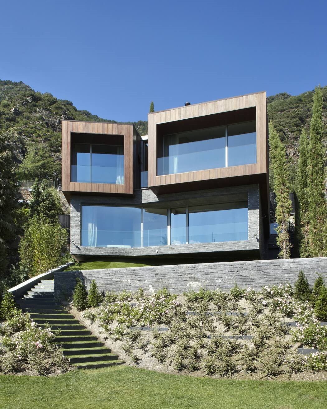 Casa con fachada de piedra en Andorra en los pirineos