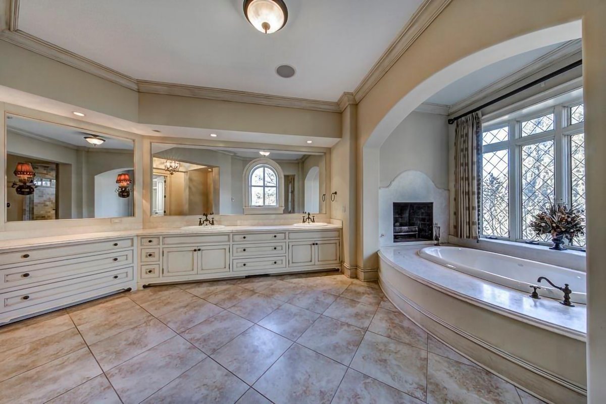 Casa en el campo con caballos del actor Dwayne Johnson The Rock en Georgia baño de marmol blanco