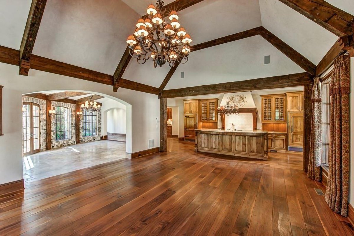 Casa en el campo con caballos del actor Dwayne Johnson The Rock en Georgia cocina con vigas