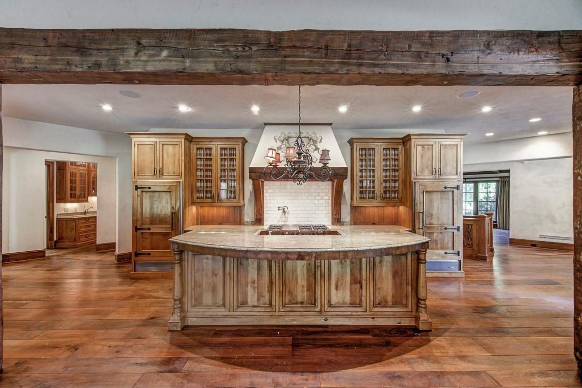 Casa en el campo con caballos del actor Dwayne Johnson The Rock en Georgia cocina de madera