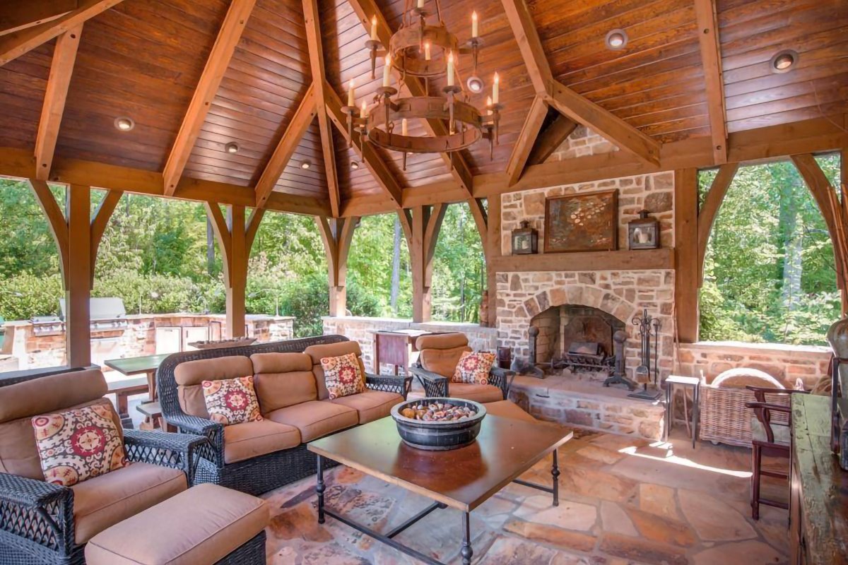 Casa en el campo con caballos del actor Dwayne Johnson The Rock en Georgia comedor exterior pergola