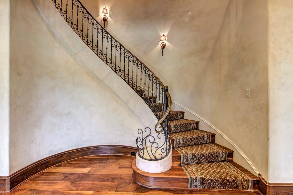 Casa en el campo con caballos del actor Dwayne Johnson The Rock en Georgia escalera