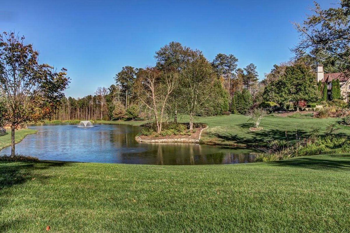 Casa en el campo con caballos del actor Dwayne Johnson The Rock en Georgia exterior con lagos