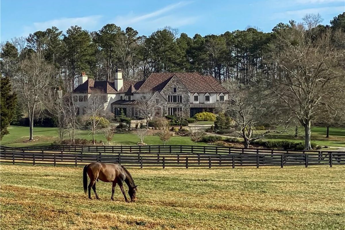 Casa en el campo con caballos del actor Dwayne Johnson The Rock en Georgia exterior