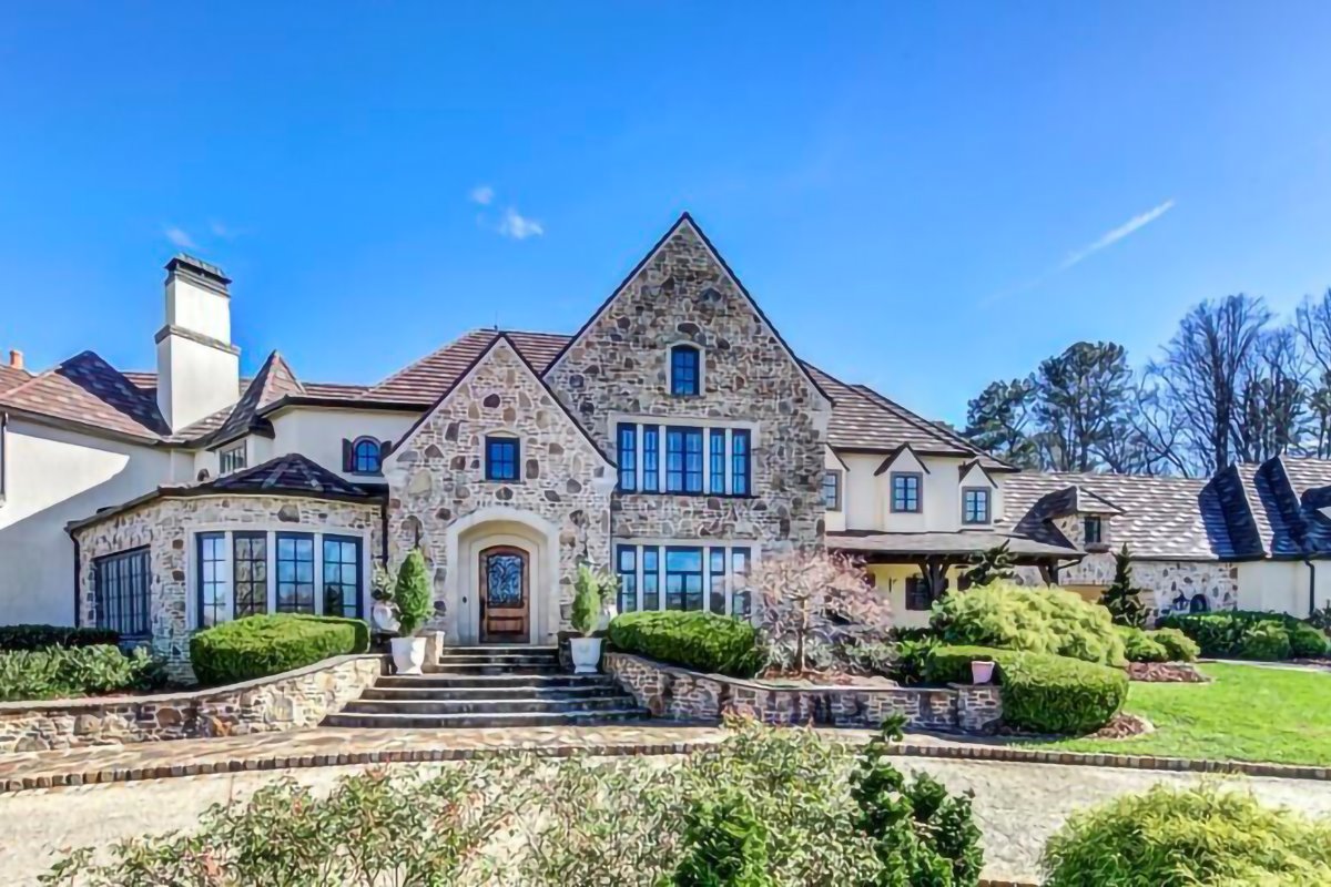 Casa en el campo con caballos del actor Dwayne Johnson The Rock en Georgia fachada de piedra