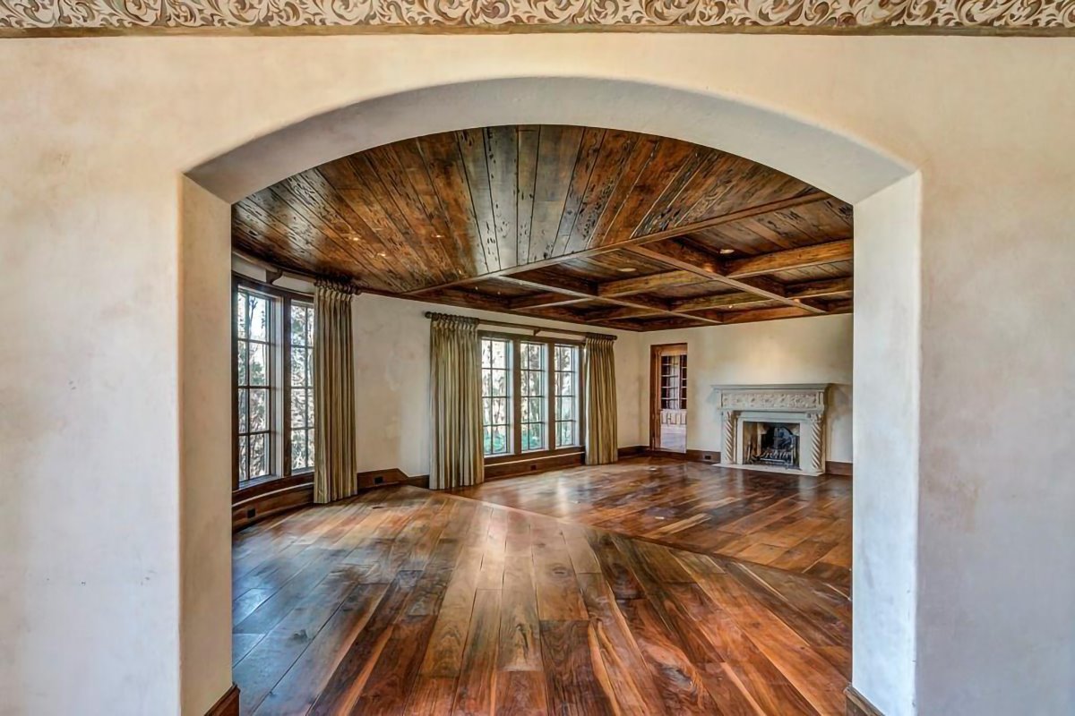 Casa en el campo con caballos del actor Dwayne Johnson The Rock en Georgia interiores de madera