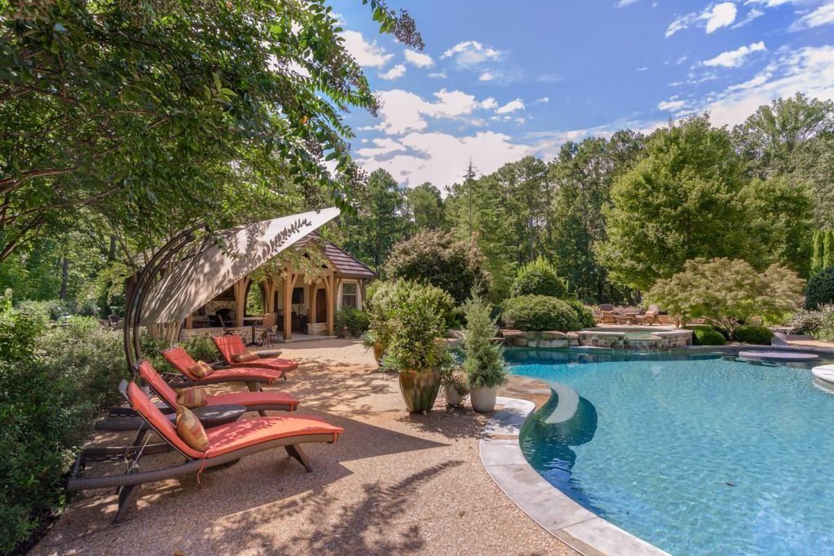 Casa en el campo con caballos del actor Dwayne Johnson The Rock en Georgia piscina