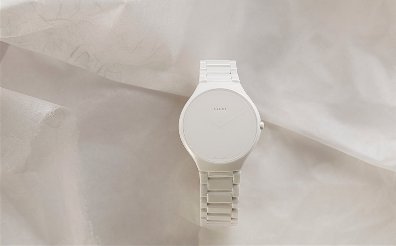 El True Thinline Stillness combina dos de las innovaciones más destacadas de Rado: cerámica de alta tecnología y resistente a los arañazos y el pionero diseño de monobloque.