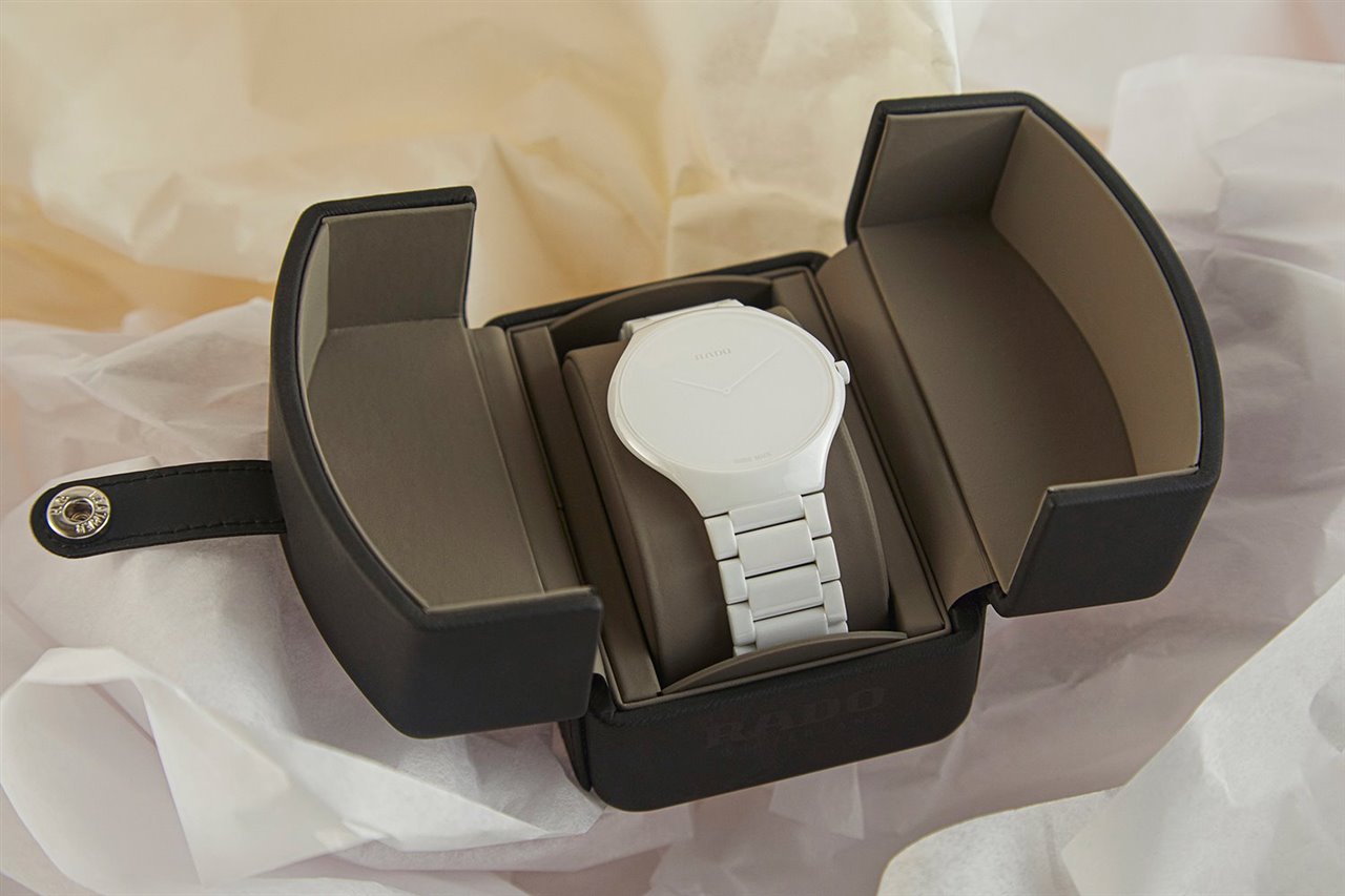 Este reloj se presenta por primera vez en el nuevo embalaje de Rado, fabricado con plástico reciclado y concebido para que pueda ser reutilizado.