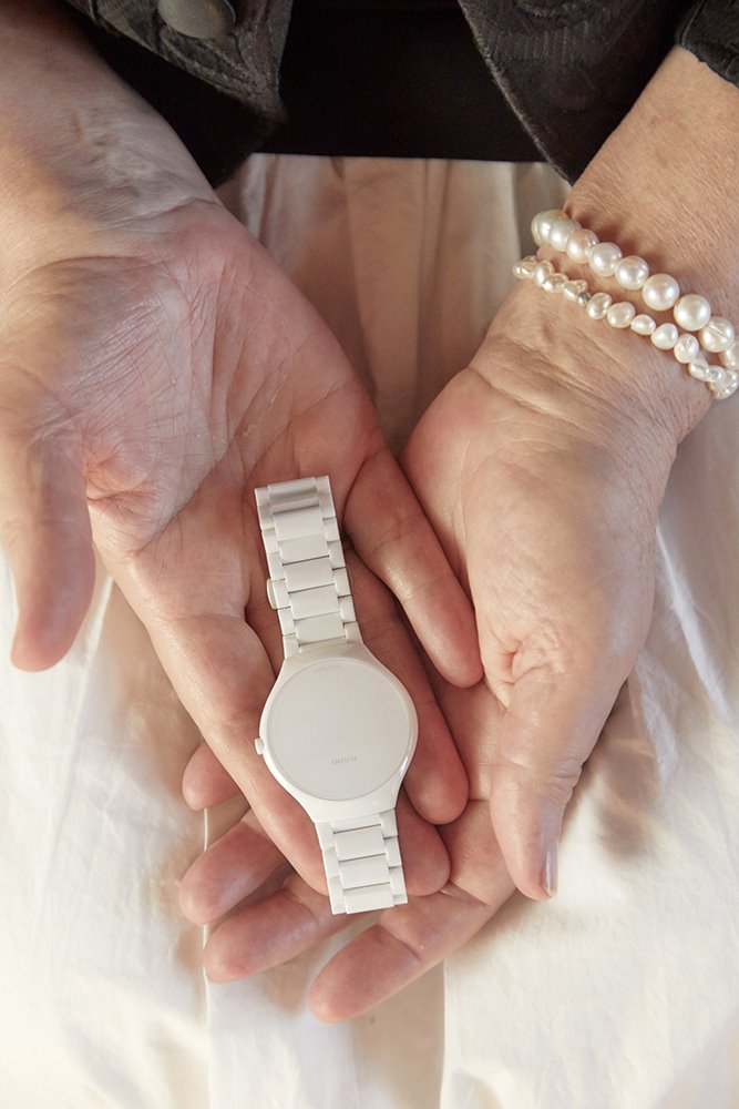La caja de cerámica de alta tecnología es de color blanco cálido y tiene un grosor de 5 mm y un diámetro de 39 mm. El brazalete a juego, realizado con el mismo material, completa el diseño monocromático del reloj.