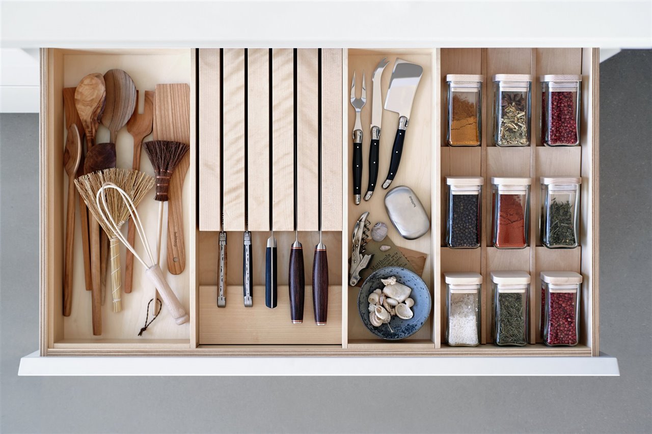  Si te gusta cocinar en tus momentos de ocio, reserva un cajón para guardar todos los accesorios que hacen que tus platos sean deliciosos. La firma bulthaup lo tiene tan en cuenta que sus cajones vienen preparados para tener todos los utensilios bien organizados y a la vista.