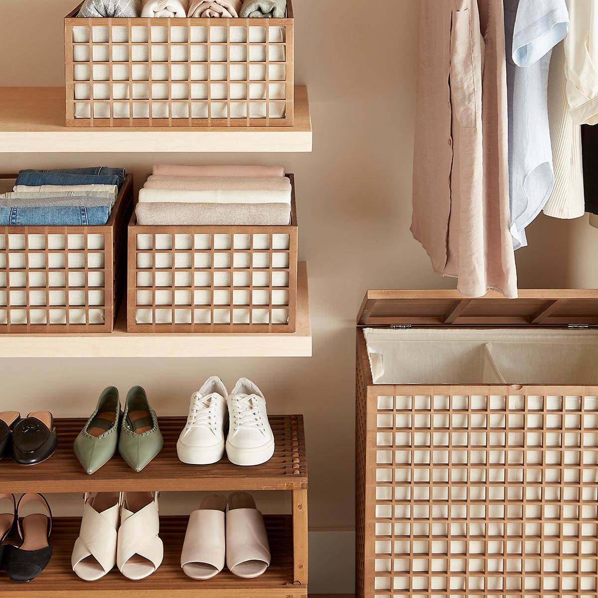 El kit para principiantes incluye cestos de bambú para la ropa y para los textiles del hogar, así como un zapatero de madera a juego. 