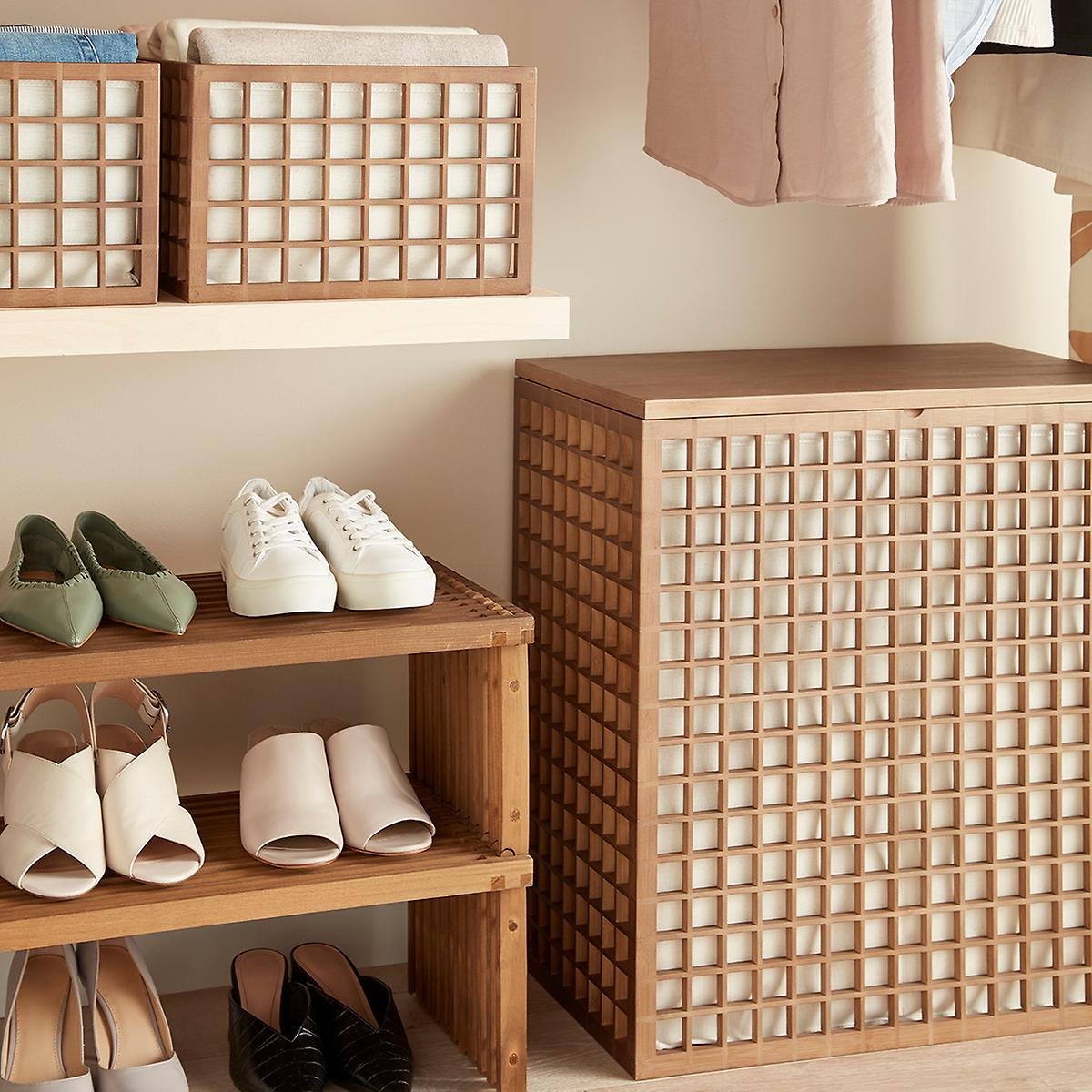 Marie Kondo es partidaria de tener a la vista los zapatos que te pongas más a menudo. Eso sí, ordenados por categorías y colores. 