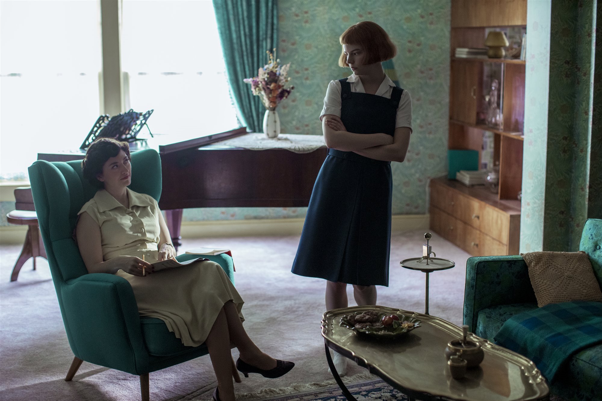 salon con piano de la casa de la serie de netflix gambito de dama