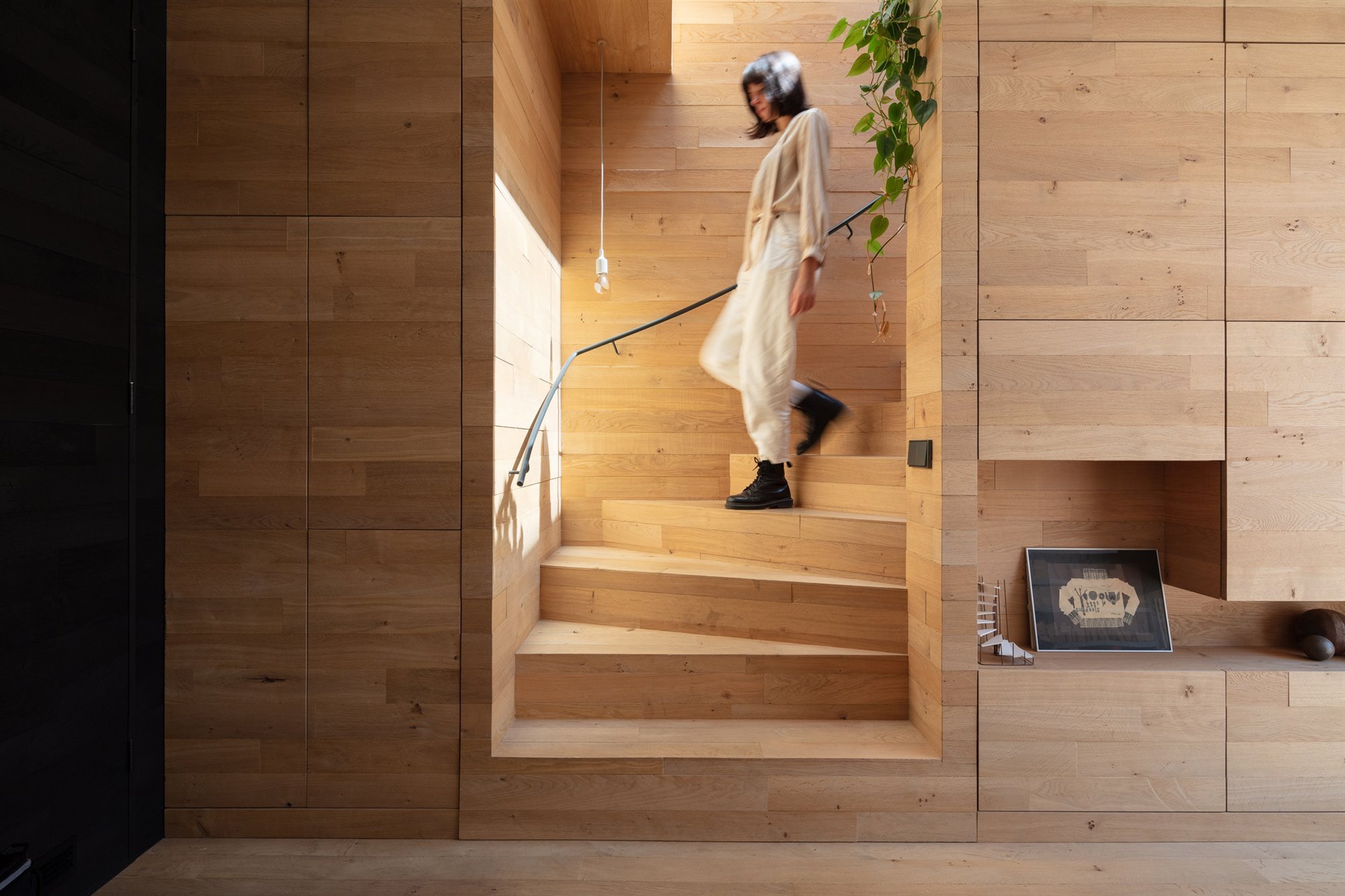 Casa con fachada de acero corten en Utrech escalera de madera